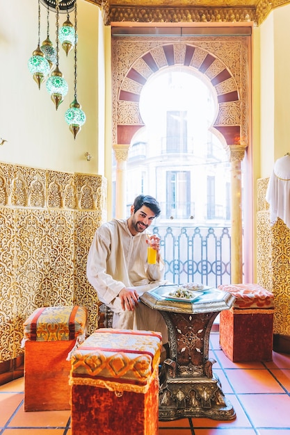 Hombre sentado en restaurante arabe