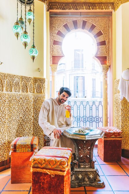 Hombre sentado en restaurante arabe