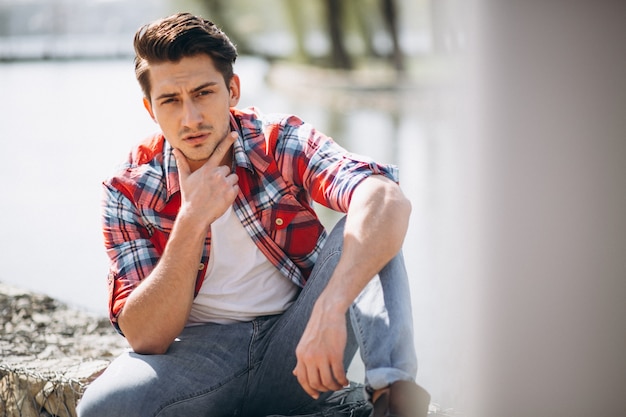 Foto gratuita hombre sentado en las rocas