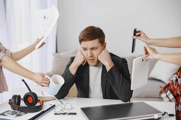 Hombre sentado en la sala de estar en casa. Hombre triste cansado del trabajo.