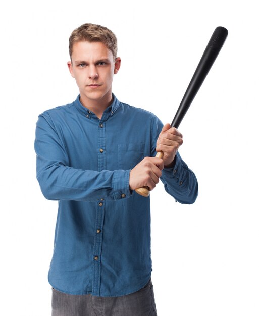 Hombre serio con un bate de béisbol