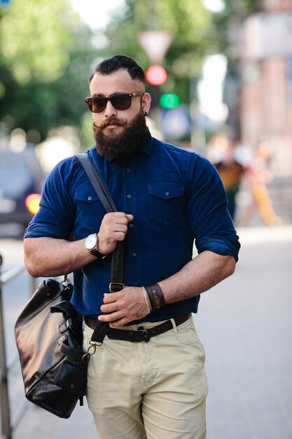 Hombre serio caminando por la ciudad