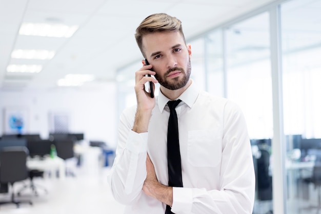 Hombre serio hablando por un teléfono