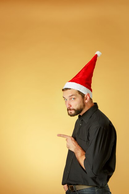 El hombre serio de Navidad con un sombrero de santa