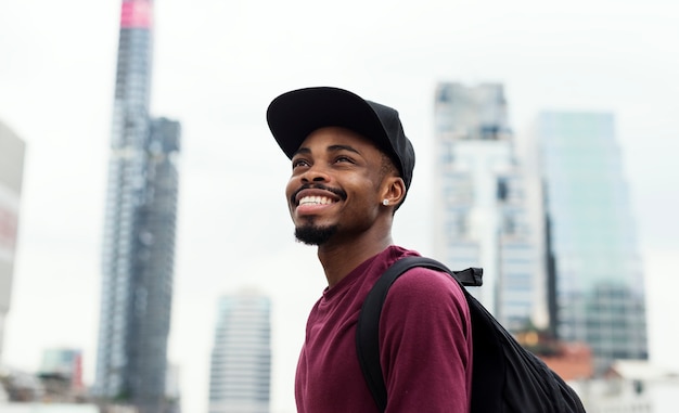 Un hombre en la sesión de moda de la ciudad