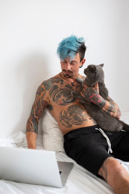 Hombre siendo cariñoso con gato tiro medio