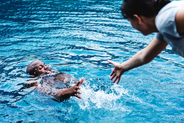 Foto gratuita hombre siendo rescatado del agua