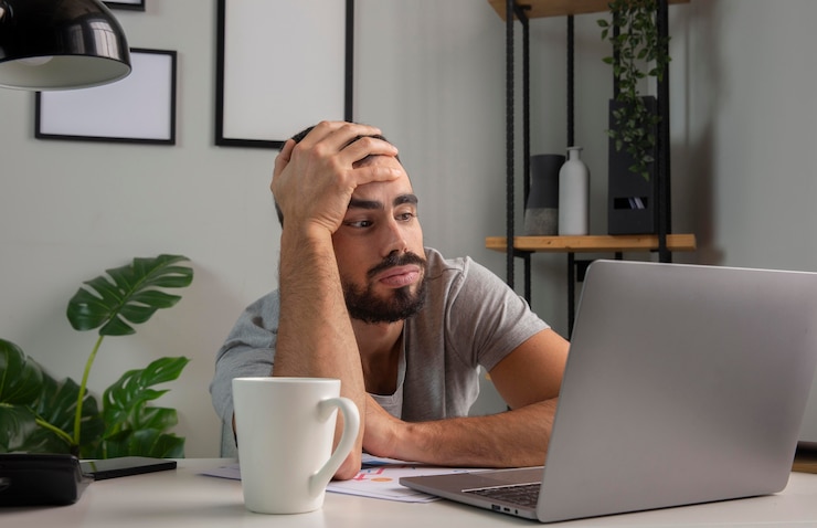 Foto gratuito el hombre se siente aburrido mientras trabaja desde casa