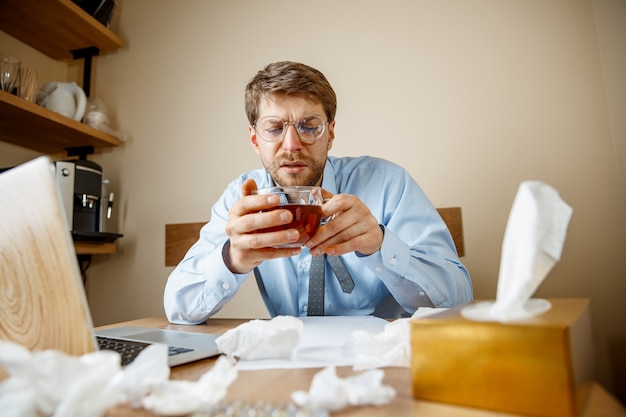 El hombre se siente enfermo y cansado