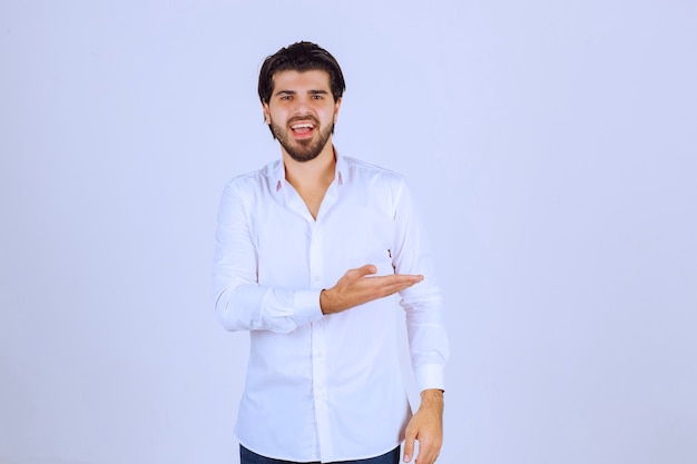 Foto gratuita hombre sintiéndose positivo y dando poses sonrientes.