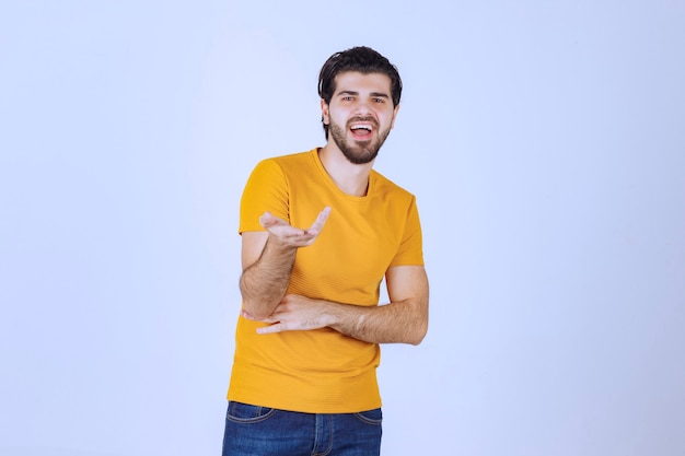 Hombre sintiéndose positivo y dando poses sonrientes