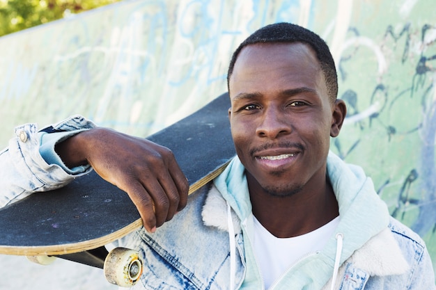 Hombre con skateboard en entorno urbano