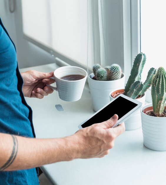 Hombre con smartphone y café