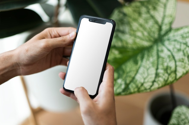 Hombre con smartphone con pantalla en blanco