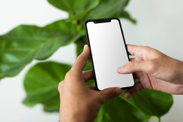 Hombre con smartphone con pantalla en blanco