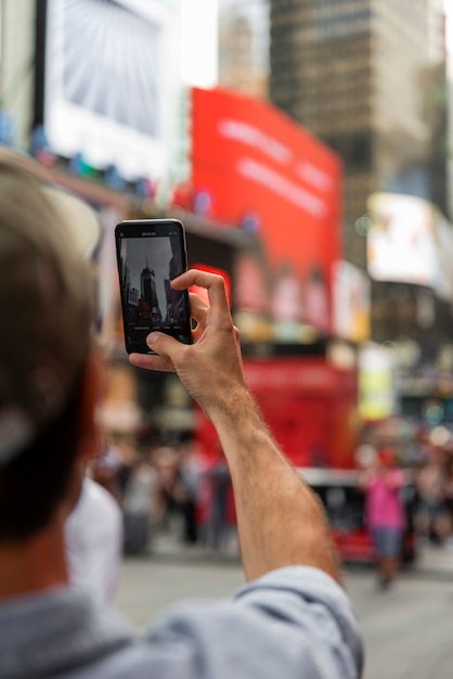 Hombre con smartphone tomando selfie