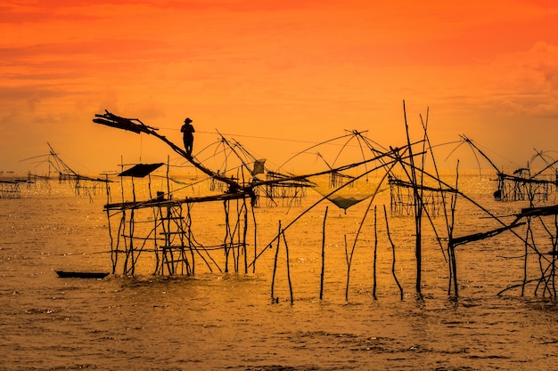 Hombre sobre maderas pescando