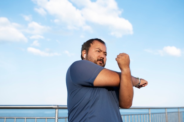 Hombre con sobrepeso haciendo ejercicio al aire libre