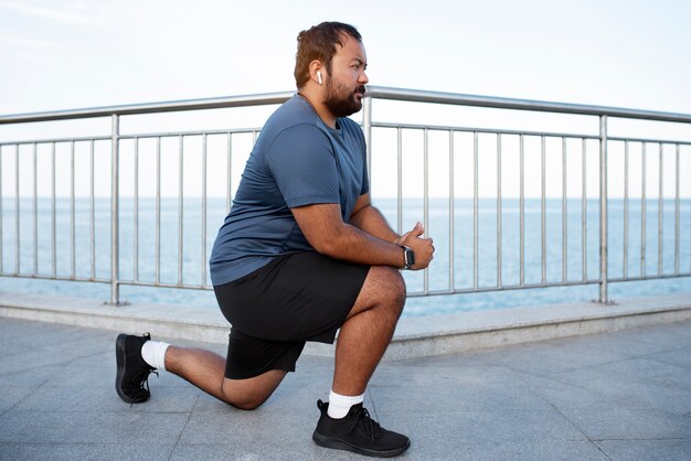 Hombre con sobrepeso haciendo ejercicio al aire libre