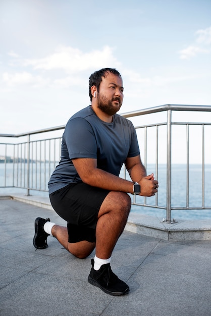 Hombre con sobrepeso haciendo ejercicio al aire libre