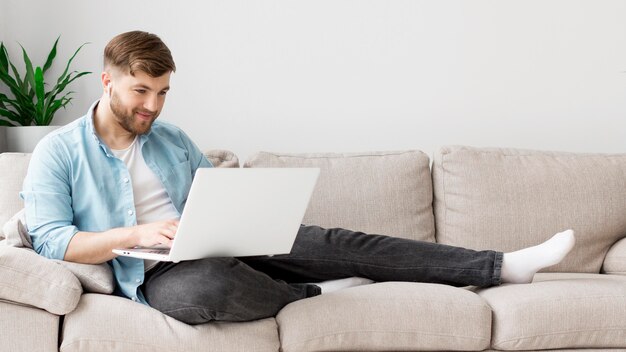 Hombre en el sofá con laptop