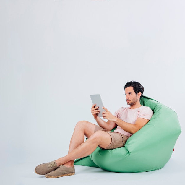 Hombre en sofá con tablet