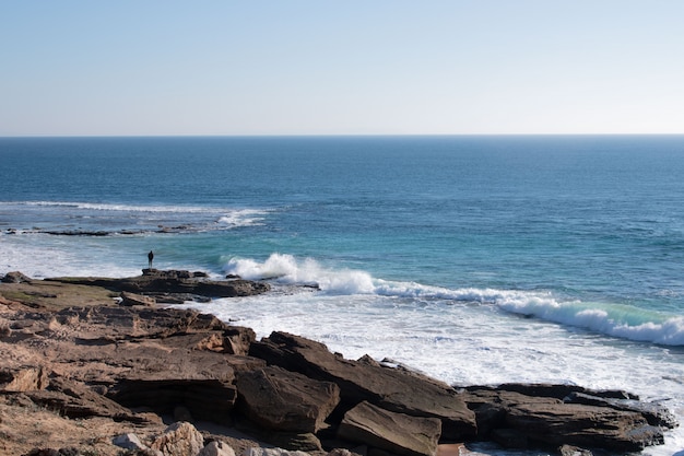 Foto gratuita hombre solitario mirando el mar