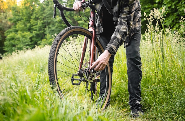 Foto gratuita un hombre soluciona un problema con una rueda de bicicleta generativa ai