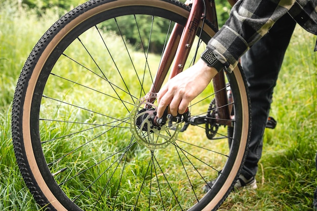 Foto gratuita un hombre soluciona un problema con una rueda de bicicleta generativa ai