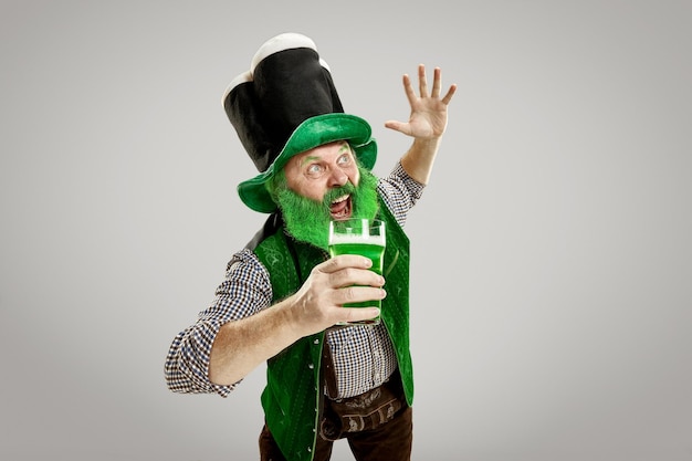 Foto gratuita un hombre con un sombrero de duende en el estudio celebra el día de san patricio