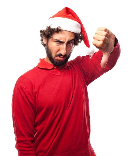 Foto gratuita hombre con el sombrero de papa noel con el pulgar abajo