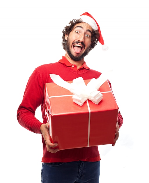 Hombre con el sombrero de papa noel con un regalo grande