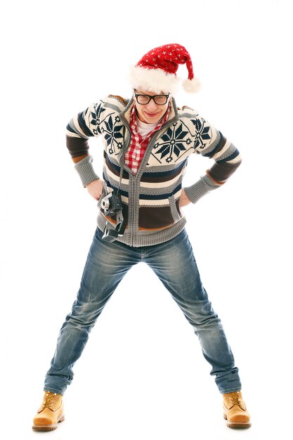 Hombre con sombrero de santa posando. Temporada de navidad