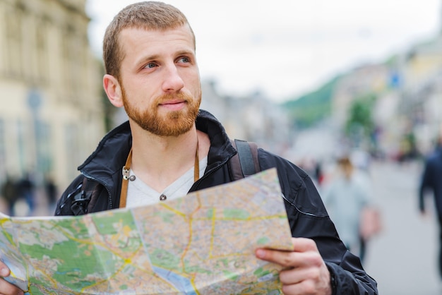 Foto gratuita hombre soñador con mapa