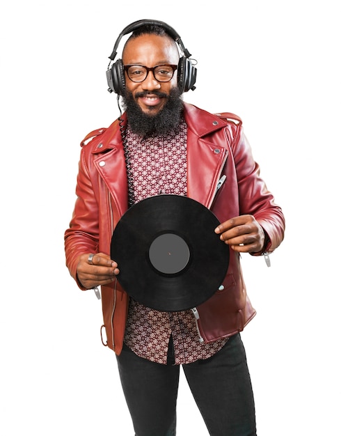 Foto gratuita hombre sonriendo con auriculares y un disco de vinilo