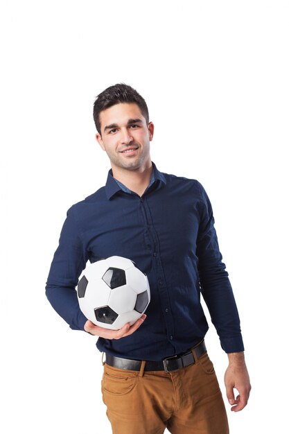 Hombre sonriendo con un balón