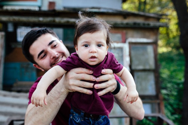 Hombre sonriendo con un bebé en brazos