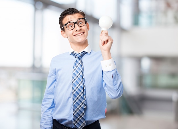 Hombre sonriendo con una bombilla