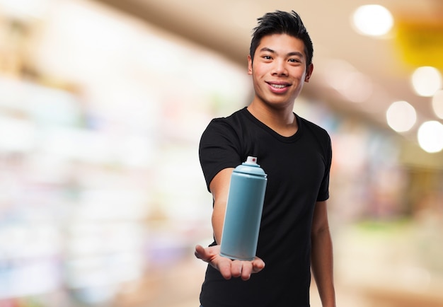 Foto gratuita hombre sonriendo con un bote de pintura en spray