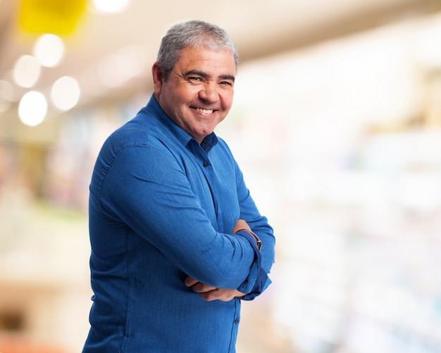 Hombre sonriendo con los brazos cruzados