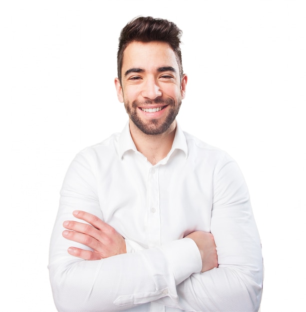 Hombre sonriendo con los brazos cruzados