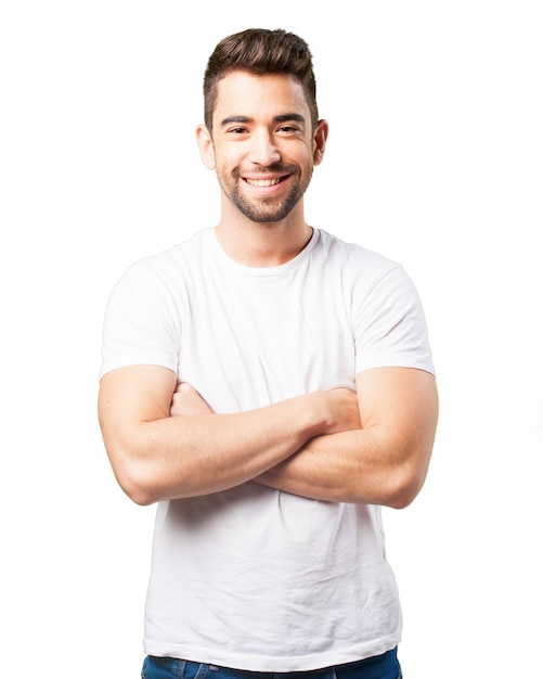 Hombre sonriendo con los brazos cruzados