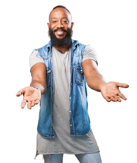 Hombre sonriendo con los brazos delante