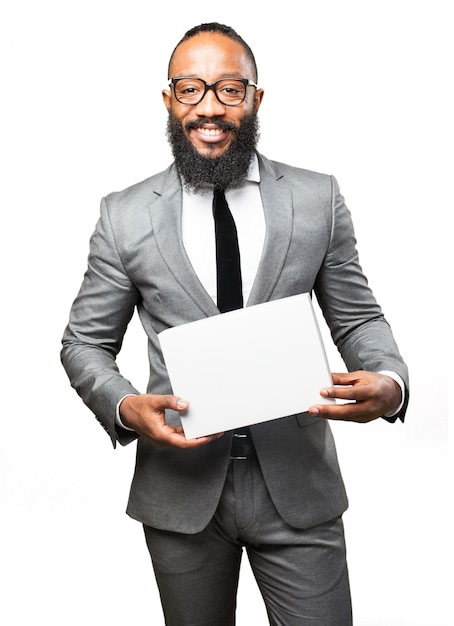 Hombre sonriendo con una caja