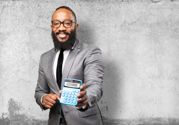 Hombre sonriendo con una calculadora