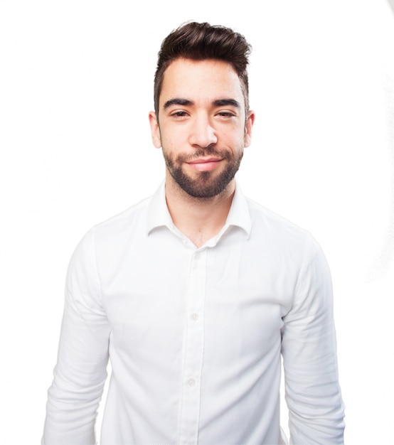 Hombre sonriendo con una camisa blanca