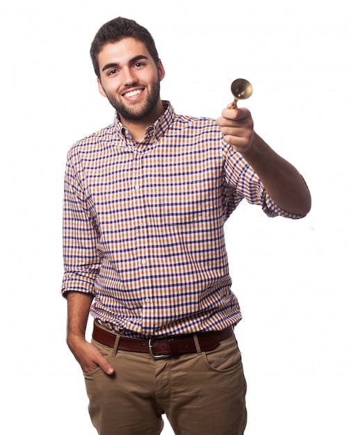 Hombre sonriendo con una campana de mano