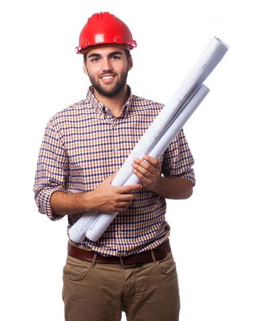 Hombre sonriendo con un casco rojo y planos