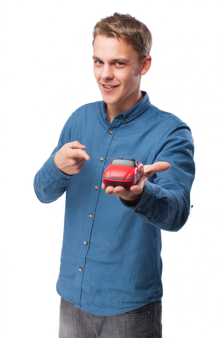 Foto gratuito hombre sonriendo con un coche de juguete