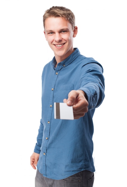 Foto gratuita hombre sonriendo entregando una tarjeta de crédito